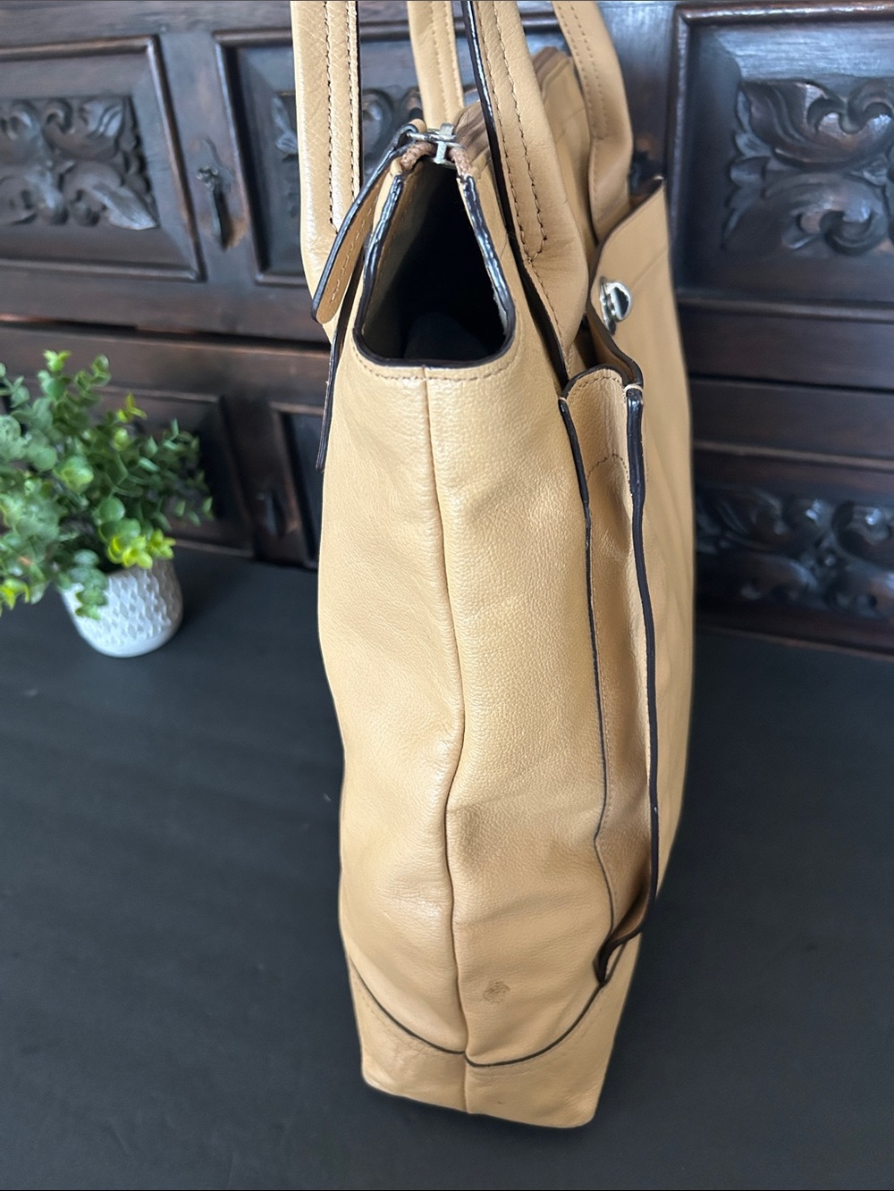 Banana Republic Beige Leather Tote with Turn-Lock Pocket - Picture 6 of 16